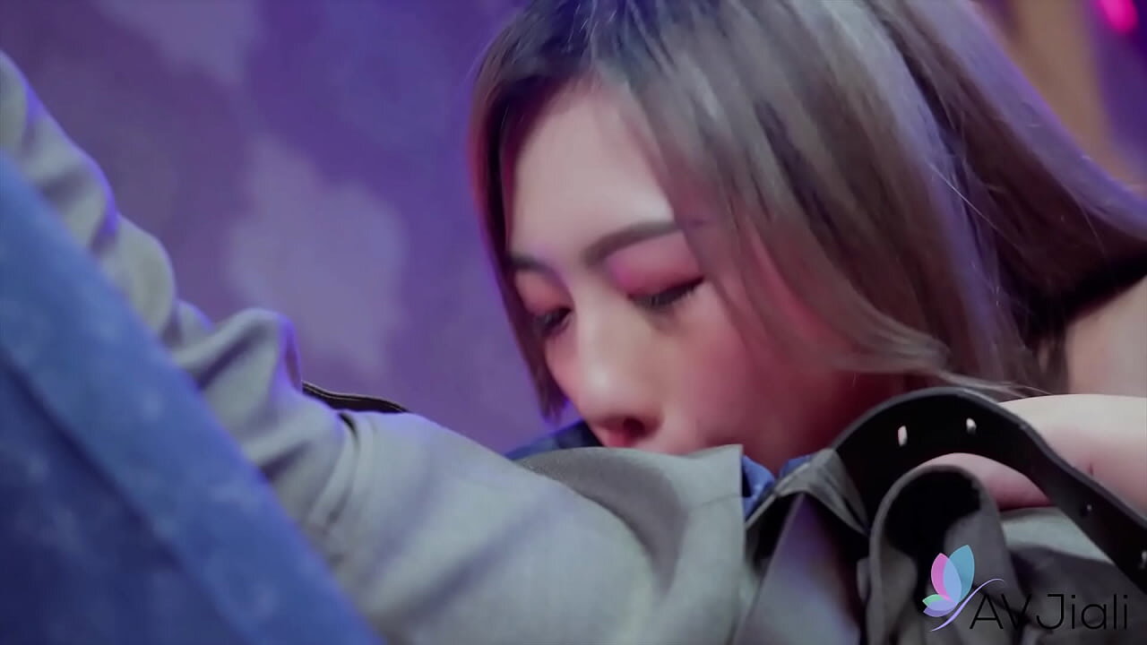 Gadis seksi Cina Lin Siyu sedang menghisap penis dan dipaku dengan keras.